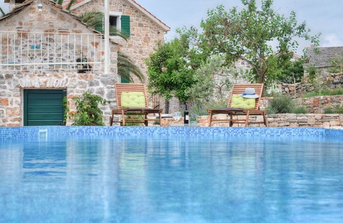 Gornje Selo Villa | NEW renovated stone house-authentic spirit of Dalmatia+pool, 2 CARS incl!