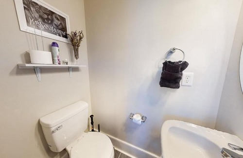 Church Hill House | NEW! Renovated Townhome w/ Putting Green & Patio!