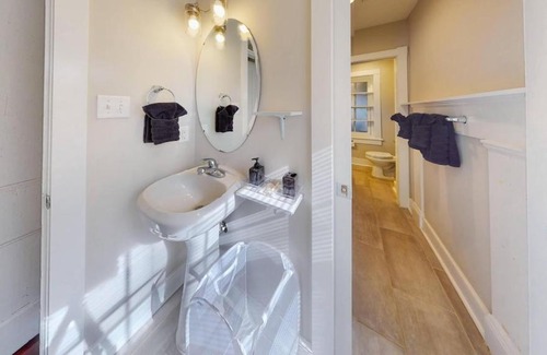 Church Hill House | NEW! Renovated Townhome w/ Putting Green & Patio!