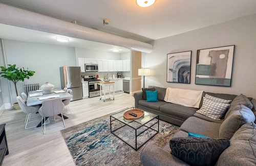 Griggs Park Apartment | New Renovation, CA, 1st Flr, 3B/2BA, In-Unit Lau