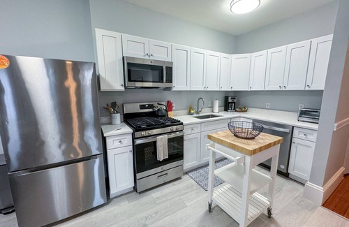 Griggs Park Apartment | New Renovation, CA, 1st Flr, 3B/2BA, In-Unit Lau