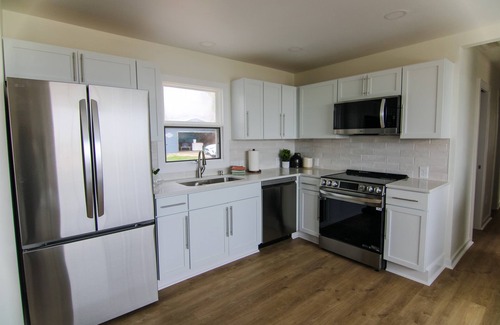 Sturgeon Bay Cabin | NEW RENOVATION | Lakefront | Dock | HotTub | Fish!