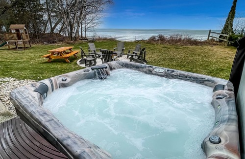 Sturgeon Bay Cabin | NEW RENOVATION | Lakefront | Dock | HotTub | Fish!