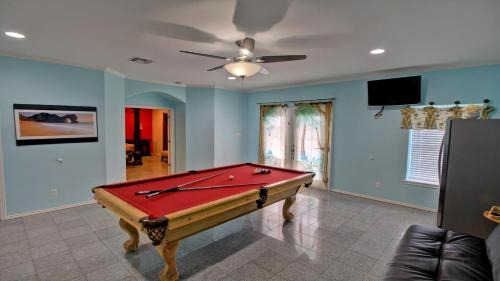 South Padre Island House | New Renovation, EV charger, 5 Lots To The Beach,Heated Pool,Jaccuzi