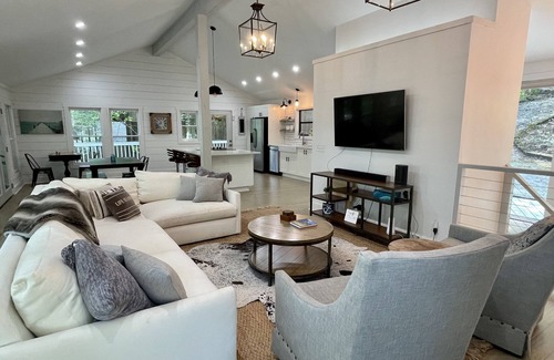 Gainesville House | New Rental - Farmhouse Bliss by the Lake