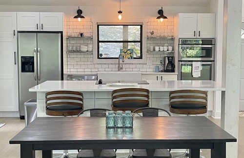 Gainesville House | New Rental - Farmhouse Bliss by the Lake