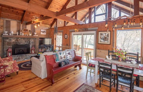 West Jefferson Cabin | NEW RENTAL On the New River! Fire pit - Pool Table - Minutes to West Jefferson