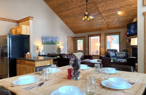 Valley of the Sun Cabin | New Rental! Pet friendly, 3Br/2Bath Cabin with gas fireplace and hot tub - Five Peaks