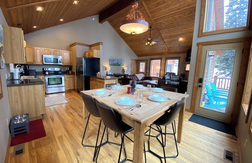 Valley of the Sun Cabin | New Rental! Pet friendly, 3Br/2Bath Cabin with gas fireplace and hot tub - Five Peaks