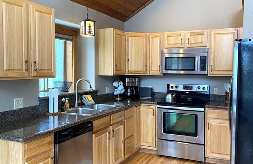 Valley of the Sun Cabin | New Rental! Pet friendly, 3Br/2Bath Cabin with gas fireplace and hot tub - Five Peaks