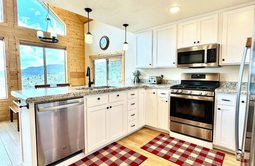 Mammoth Creek Cabin | New Rental. Sleeps 8. Family Getaway with Great Views of Panguitch Lake & Sunset