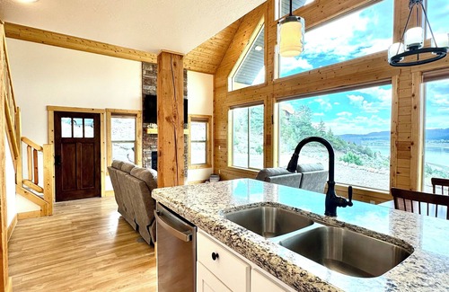 Mammoth Creek Cabin | New Rental. Sleeps 8. Family Getaway with Great Views of Panguitch Lake & Sunset