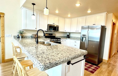 Mammoth Creek Cabin | New Rental. Sleeps 8. Family Getaway with Great Views of Panguitch Lake & Sunset