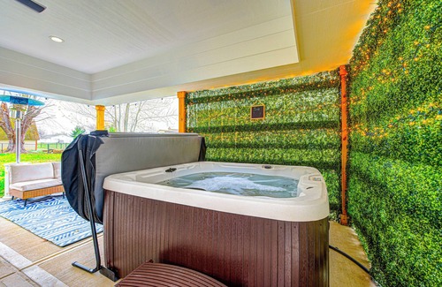 Greenwood House | NEW Retreat 4-bedroom Indianapolis Dreamhouse with Hot tub & Pets ok