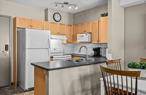 Cougar Creek Apartment | NEW! Ridgeview Retreat w/Hot Tub & Pool