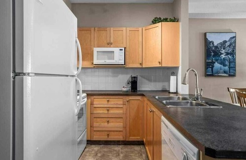 Cougar Creek Apartment | NEW! Ridgeview Retreat w/Hot Tub & Pool