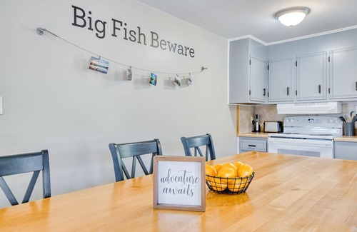 Belspring House | New River 3BR - Fishing, Kayaking, Hot tub & VT Game Weekends