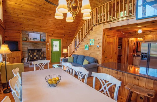 Piney Creek Cabin | New River Front Cabin- Walking Distance to Canoe Outfitters - Hot Tub - Wi-Fi