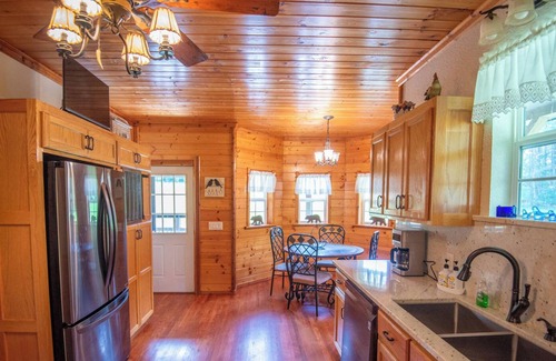 Piney Creek Cabin | New River Log Cabin - Hot Tub - River Access - Game Room!