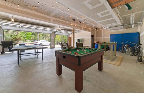 Bellaire House | New Riverfront BYO Boat Game Room