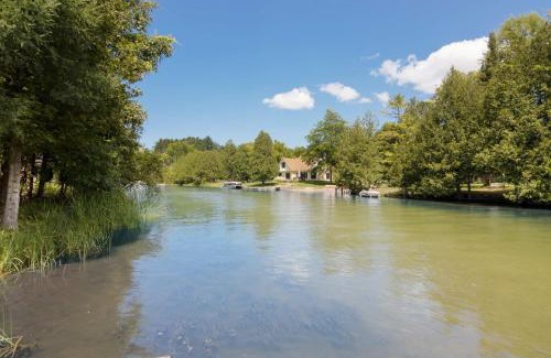 Bellaire House | New Riverfront BYO Boat Game Room