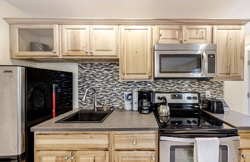 Edgecomb Condo | New Riverfront Condo in Sheepscot Harbour - Walk to Famed Seafood Eatery