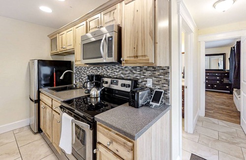 Edgecomb Condo | New Riverfront Condo in Sheepscot Harbour - Walk to Famed Seafood Eatery