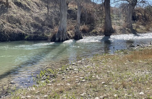 Boerne House | New*Riverfront*Hot tub*Sleeps 10 - Texas Hill Country