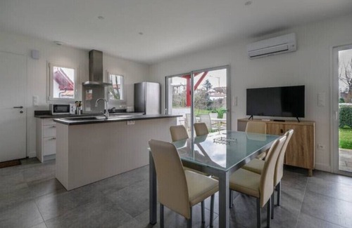 Espelette House | NEW Riverside air conditioned calm enclave