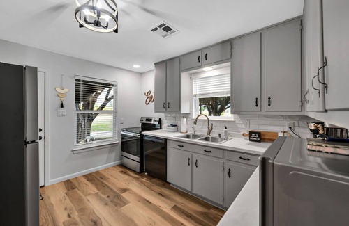 Waco Cottage | New-Rock Creek Cottage ~ Cozy & Countryside, 12 miles from Magnolia