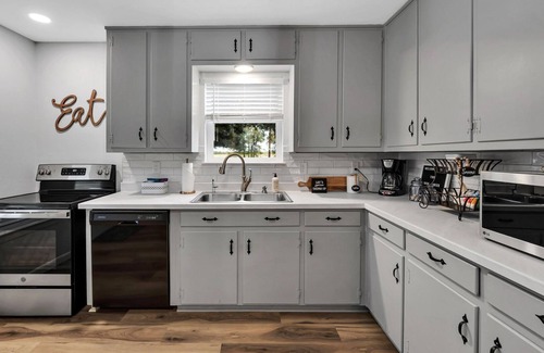 Waco Cottage | New-Rock Creek Cottage ~ Cozy & Countryside, 12 miles from Magnolia