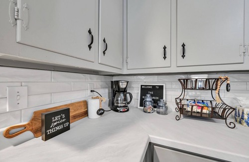 Waco Cottage | New-Rock Creek Cottage ~ Cozy & Countryside, 12 miles from Magnolia
