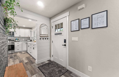 Spokane House | NEW Roomy Home for Families Private Hot Tub!
