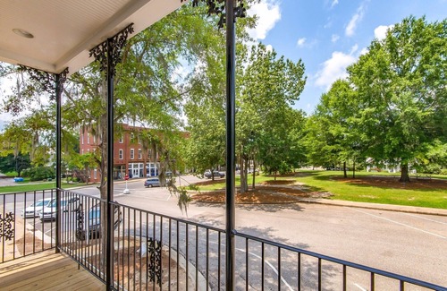 Mount Meigs House | NEW, roomy, thoughtfully designed, perfect for executive or restful getaway,