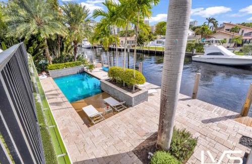 East Fort Lauderdale House | New Royal 80ft Waterfront Wlk2Beach HotPool Spa KitchenBBQ