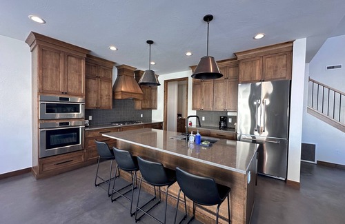 Red Lodge House | New! Rustic Modern Gateway to the Palisades