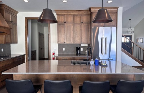 Red Lodge House | New! Rustic Modern Gateway to the Palisades