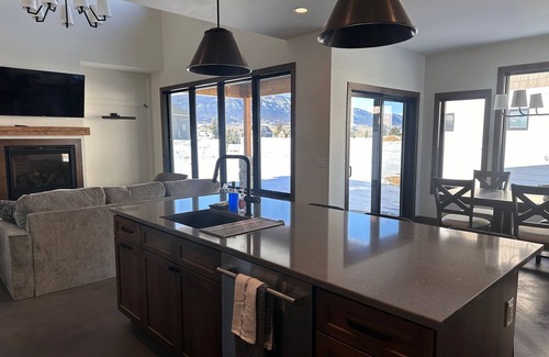 Red Lodge House | New! Rustic Modern Gateway to the Palisades