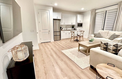 Riverside Villa | New Safe 1 Bedroom Retreat King Bed Washer Wifi in Quiet UpScale Riverside Hills