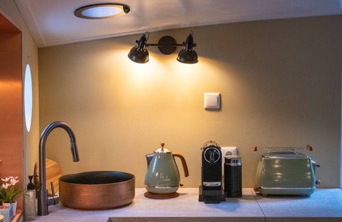Nieuwmarkt en Lastage Boat Rental | NEW: Sailors Suite on luxurious wellness houseboat