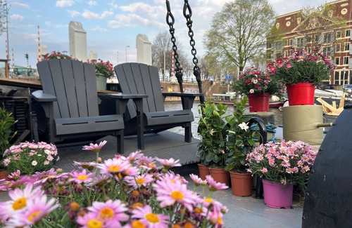 Nieuwmarkt en Lastage Boat Rental | NEW: Sailors Suite on luxurious wellness houseboat