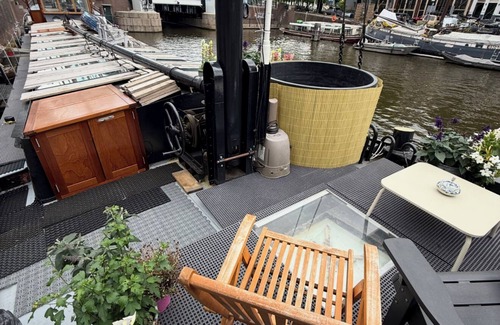 Nieuwmarkt en Lastage Boat Rental | NEW: Sailors Suite on luxurious wellness houseboat
