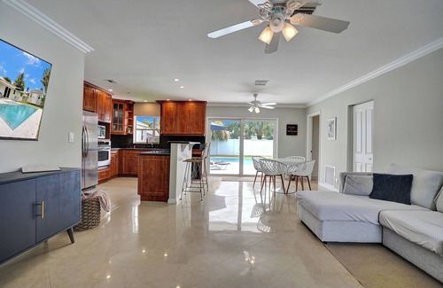 Tropic Palms House | NEW Salt Water Pool, Near Boca & Mins to the Beach