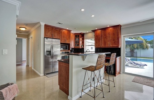 Tropic Palms House | NEW Salt Water Pool, Near Boca & Mins to the Beach