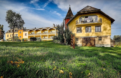 Rommersheim Apartment | NEW - Sauna Suite HOFGUT HELD fantastic for those in love