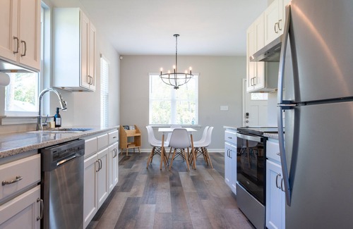Durham House | NEW! Scandinavian Cottage in Duke~King Bed