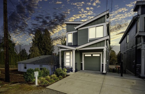 Oak Grove House | New SE Portland, Pet Friendly, Bright Open Floor Plan, Foosball Table, Next to MAX Station