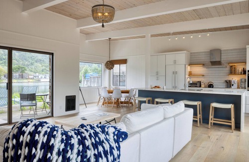 Stinson Beach House | NEW Seadrift Waterfront Kayaks, SUPS, Dock, Spa