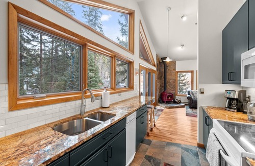 Downieville-Lawson-Dumont House | New! Secluded Forest Oasis - Backs up to National Forest - Fireplace