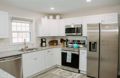 Winston - Salem House | NEW! Serene Getaway ~ Near Hanes Mall and WFU. Fire Pit, Games & Ping-Pong.